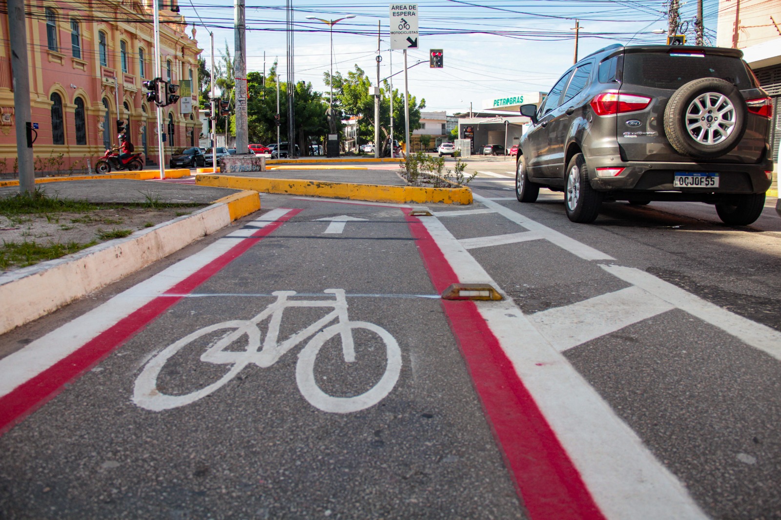 ciclofaixa sinalizada com simbolo de bicicleta pintado no asfalto